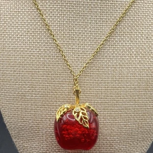 Collar de cadena colgante Avon vintage rojo lucite caramelo manzana fruta bisutería - Imagen 1 de 4