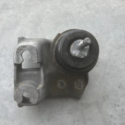 OEM 2010-2014 Subaru Outback Right Passenger Side Engine Mount Motor Bracket RH - Image 1 of 4