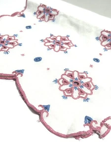 Vintage Embroidered Floral Table Runner Shelf Liner - Picture 1 of 12