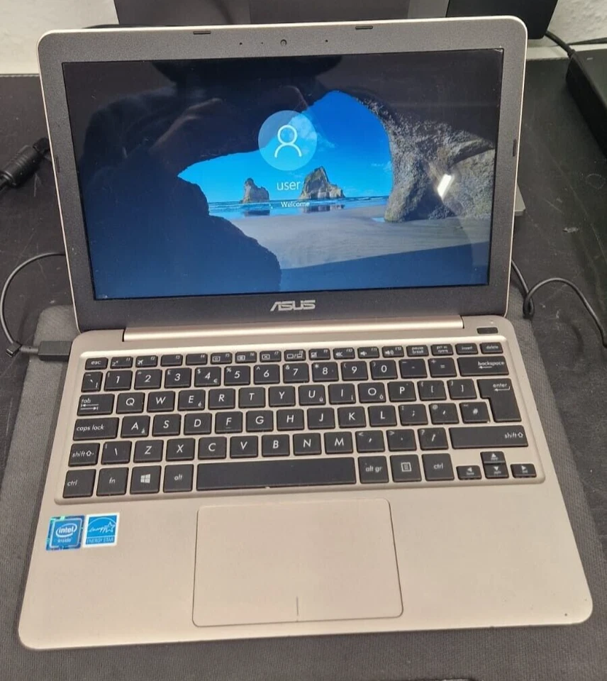 Asus E200H Laptop 2GB 32GB SSD Windows 10 Atom X5 Z8300 battery not charging - Image 1 of 4