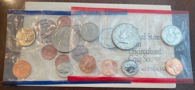 1992 US Uncirculated Mint Set with Both P & D Coins FV $1.82 #2 - Image 1 of 2