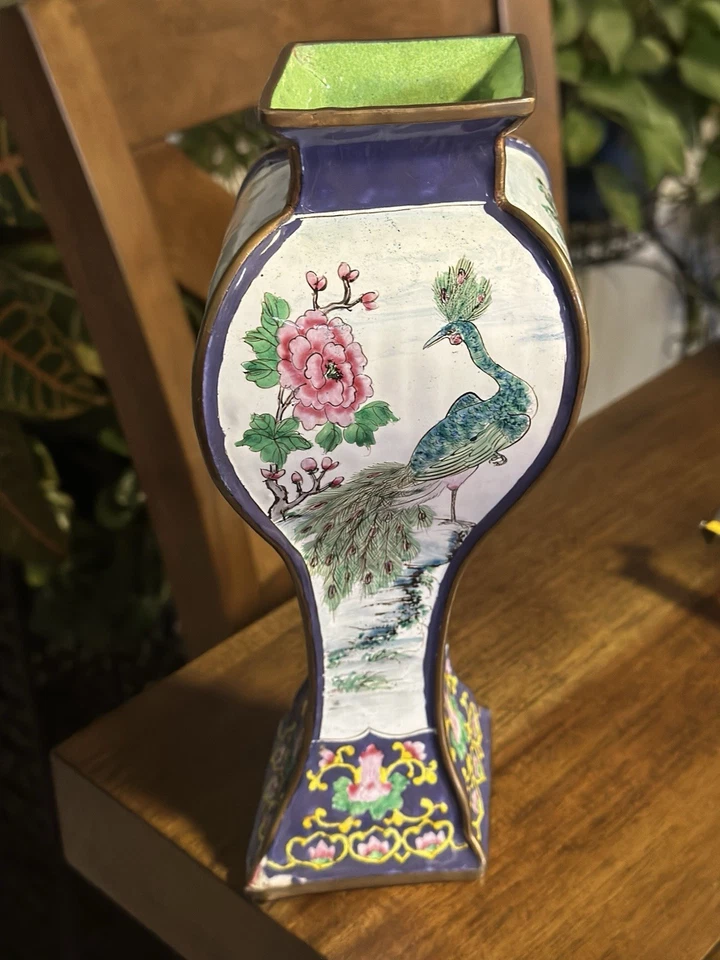 Jarrón hexagonal floral y pavo real estilo cloisonné vintage con ribete de bronce Foto 1 de 4