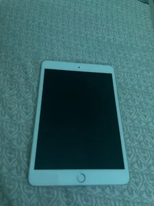 Apple iPad mini 3 128GB, Wi-Fi, 7.9in - Silver - Picture 1 of 2