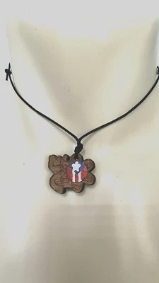 COLAR PINGENTE DE MADEIRA PORTO RICO COQUI E SUN TAINO COM LEMBRANÇA BANDEIRA BORICUA - Imagem 1 de 4