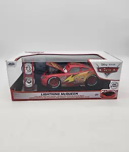 JADA DISNEY PIXAR CARS LIGHTNING MCQUEEN #95 1/24 DIECAST w/ TIRE RACK 97751 - Picture 1 of 8