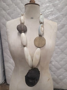 Sautoir collier ethnique africain grosses perles agate blanche , disque laiton, - Foto 1 di 10