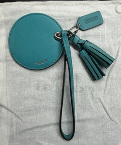 Bolso Coach NY azul verdoso espejo encanto con borlas y etiqueta colgante con cubierta antipolvo - Imagen 1 de 7