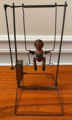 Litografía de hojalata Marx Circus Boy Swinging Acróbata años 30 juguete cuerda funciona Foto 1 de 4