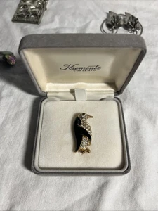 Krementz Federpuppe Brosche Strass emailliert Anstecknadel im Etui - Bild 1 von 11