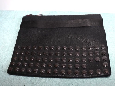 Bolso clutch de maquillaje Zara negro con tachuelas para mujer Foto 1 de 4