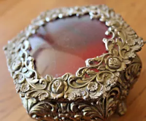 Trinket vintage foderato in feltro metallo dorato vittoriano esagono - Foto 1 di 7