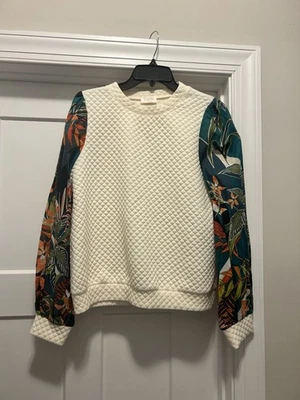 Sudadera Fate Cream Acolchada Cuello Redondo Talla Mediana Preppy Floral Mangas Tejidas Foto 1 de 4