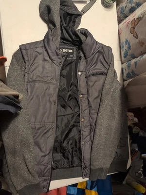 Chaqueta acolchada con capucha mediana Zoo York para hombre gris y negra con cremallera Foto 1 de 4