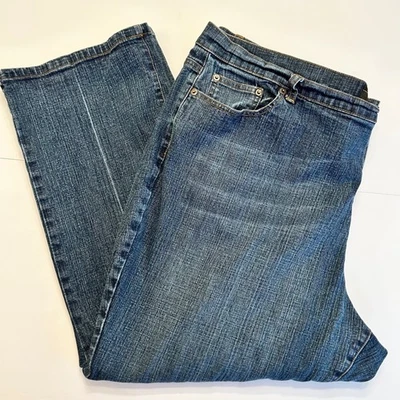 Jeans Venezia Petite Feminino Tamanho 28 Bootcut Lavagem Média Jeans Conforto - Imagem 1 de 4