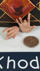 MMS387 Hot Toys Marvel 1:6 Dr Strange action Figure's two hands only - Picture 1 of 4