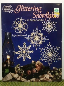 American School of Needlework Brillantes Snowfakes en Adornos de Ganchillo de Hilo - Imagen 1 de 12
