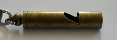 SIFFLET en LAITON, sifflet ancien en laiton, scout, sifflet ancien . - Photo 1/4