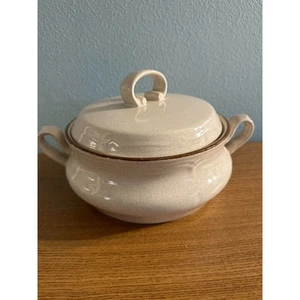 Barocke Herdside Steinwarenterrine, 2 Quart. Gesprenkelt beige 8” breit 4” hoch - Bild 1 von 4