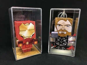 RARE 2 Avengers Figures Iron Man & Thor 3D Acrylic Case Certificate BLOCKHEADZ! - Foto 1 di 11
