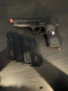 Matrix m9 airsoft GBB pistol with 4 magazines - Picture 1 of 5