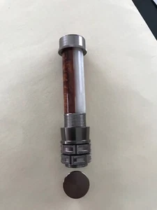 Asiento de carrete de varilla de mosca acrílico, acabado en metal armado, girado a mano con tapa a tope. - Imagen 1 de 4