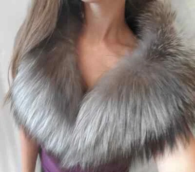 NUEVO Cuello de piel de zorro plateado Holt Renfrew de Pologeorgis (OS) CON ETIQUETA $795.00 NUEVO Foto 1 de 4