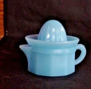 Spremiagrumi Vetro Blu Latte Opalina Depressione Riproduzione 2 Parti Succo Alesatore NUOVO - Foto 1 di 3