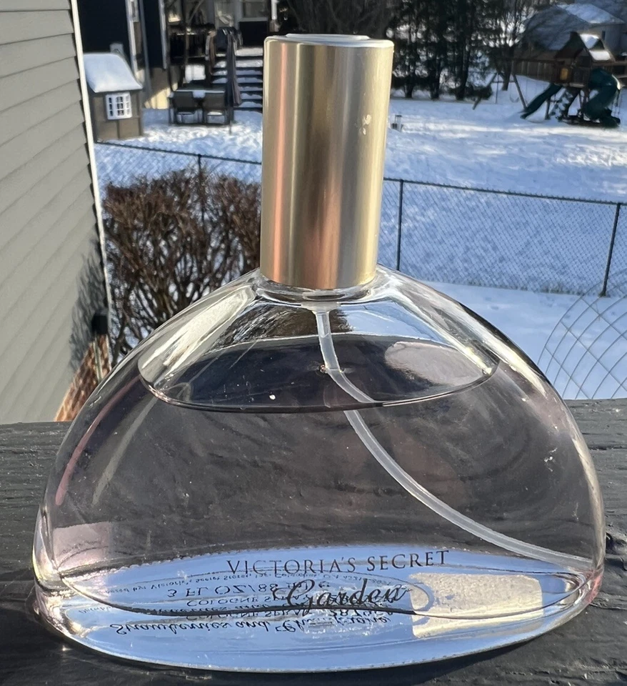 Victoria's Secret Garden FRESAS Y CHAMPÁN Colonia Spray 3 fl oz 95% Completo Foto 1 de 2