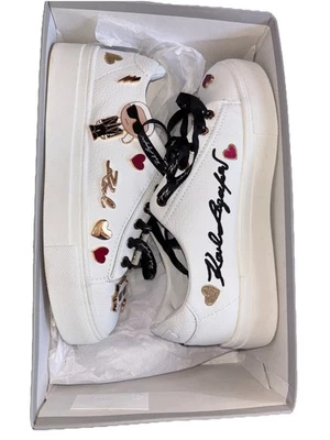 Karl Lagerfeld Paris Mujer Cate Pins Lindo Logo Dije Blanco Tenis Talla 5.5 Foto 1 de 4