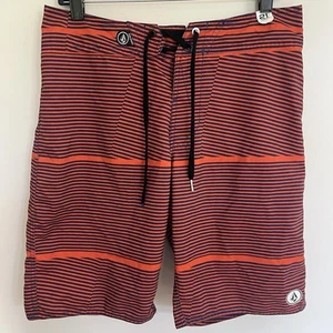 Costume da bagno uomo Volcom arancione e blu a righe con pantaloncini da tavola taglia 31 - Foto 1 di 16