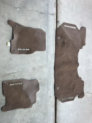 Juego de 3 alfombrillas Ram 1500 doble cabina edición Laramie Longhorn marrón 2019 foto OEM Foto 1 de 3