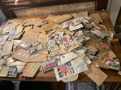 world stamps glory box 3kg unchecked packets off paper huge lot for sorting lot2 - Image 1 of 4