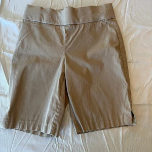Apt. 9 Women Brown Khaki Shorts Size 8 with Stretch Waist - Picture 1 of 4