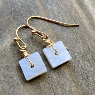 Min Favorito MOP Madreperla Cuentas Cuadradas y Oro Pl Pendientes Artesanos Pequeños Foto 1 de 4