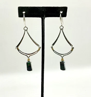 Pendientes modernistas AP22 Robert Lee Morris tono plata con detalles dorados y abulón Foto 1 de 4