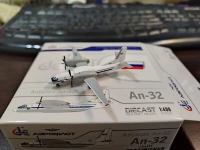 Alas Antonov Design Bureau AN-32 JC 1:400 Foto 1 de 4