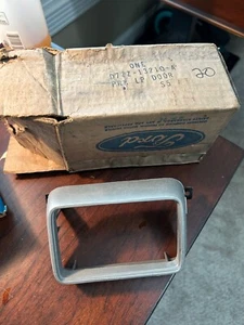 1977 1978 FORD MUSTANG II FRONT RH PARKING LIGHT LAMP BEZEL D7ZZ-13210-A NEW - Picture 1 of 5