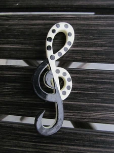 "Spilla in plastica vintage chiave alta nota musicale nera bianca a pois 3" - Foto 1 di 3