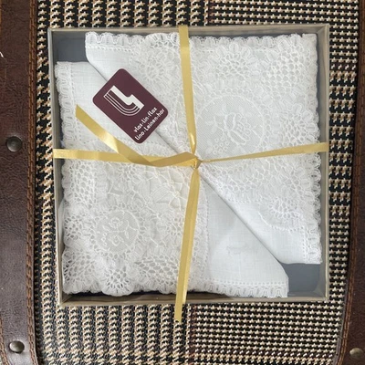 De colección 2 pañuelos de lino blanco con ribete de encaje 10” X 10” cada uno en caja original Foto 1 de 4