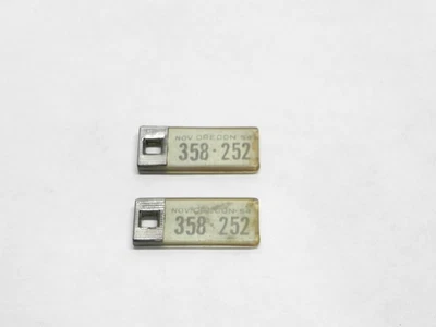 VINTAGE DISABLED AMERICAN VETERANS 1954 OREGON LICENSE PLATE KEYCHAINS 358-252 - Image 1 of 4