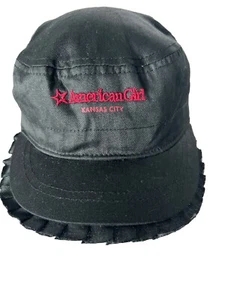 Cappello Berretto American Girl Kansas City Kids Cadet Nero con Bordo Arruffato e Accento Rosso - Foto 1 di 8