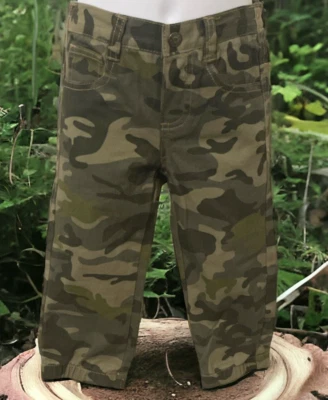 Pantalones de mezclilla COOGI para niños talla 18M verde camuflaje frente plano pierna cónica Foto 1 de 4