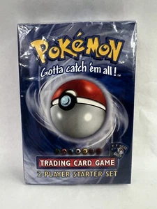 Gioco di carte collezionabili Pokemon Starter Set per 2 giocatori 1999 NUOVO Poss sigillato. Shadowless - Foto 1 di 9