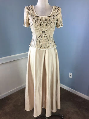 Vestido formal con cuentas adornado de seda champán Stenay S 4 P manga gorra Foto 1 de 4