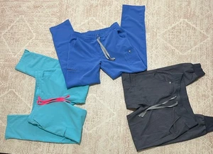 Lotto tre (3) pantaloni FIGS Yola e joggers grigi Zamora TW2000R taglia S confezione - Foto 1 di 13