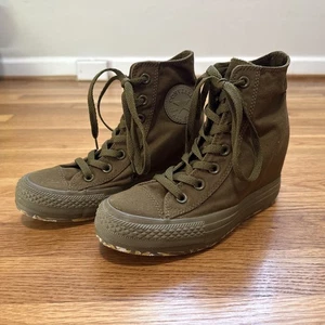Scarpe mimetiche Converse da donna taglia 7 Chuck Taylor verde militare plateau sollevamento nascosto - Foto 1 di 16