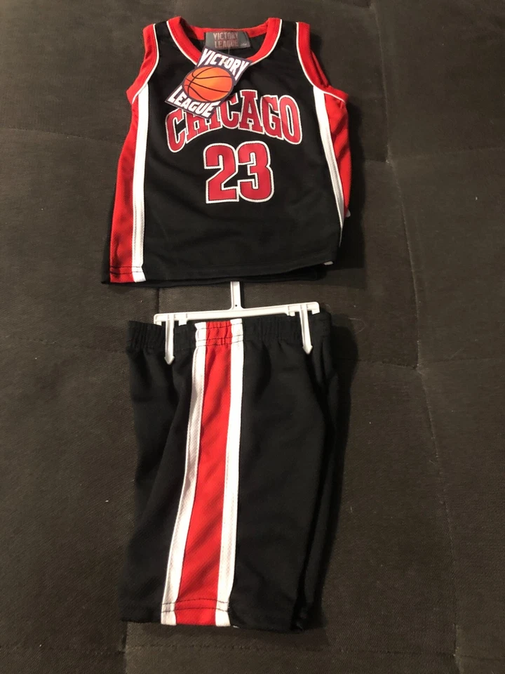 学步儿童 24mo 两件芝加哥公牛队颜色 #23 Jordan 球衣和短裤 全新 — 第 1/1 张图片