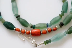 Collana con antico vetro romano, corallo rosso antico yemenita e perle in argento 925 - Foto 1 di 6