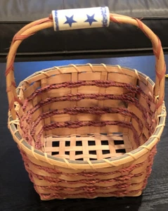 VINTAGE AMERICAN FOLK ART STYLE RED, WHITE & BLUE BASKET W/ CERAMIC HANDLE - Picture 1 of 7