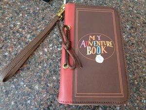 Portafoglio tecnico Disney Pixar Up libro avventura braccialetto marrone loungefly nuovo con etichette - Foto 1 di 16
